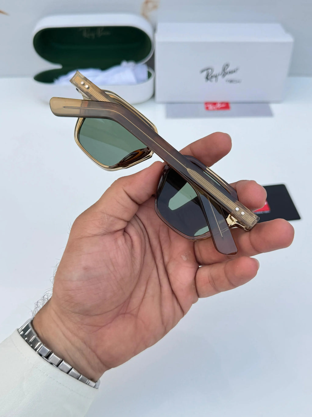 Ray-Ban RB1115 Brown Green - Close-up of lens showing deep green G-15 lens and crystal acetate frame detail